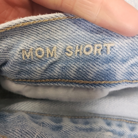 AE Mom Short Light Wash Women's 2 (28) High Rise Distressed Jean Shorts Raw Hem - Picture 8 of 8